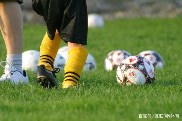 特朗普拉裤子引发尴尬瞬间，万斯目睹面露不适